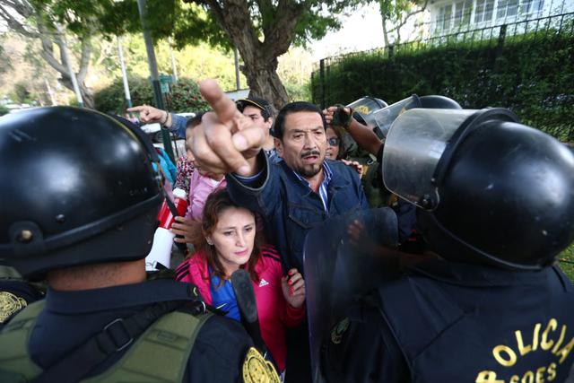 Simpatizantes apristas  se enfrentan con manifestante que protestan por el pedido de asilo del ex presidente. (Foto: Alessandro Currarino / USI)