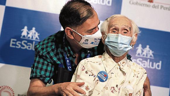La señora de más de 100 años de edad recibió la primera dosis a inicios de marzo (Foto: GEC)