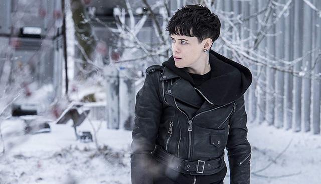 FOTO 2 | 2. Tener una causa da un mejor eje de acción

A la par de ser hacker e investigadora privada, Salander tiene un especial desprecio por los hombres que se conducen violentamente con las mujeres (ella misma es víctima de violación). Ello le da claridad al momento de tomar decisiones profesionales —y hasta oportunidad para convertirse en justiciera cuando tiene tiempo libre.

En pocas palabras, tener eje o causa ayuda a enfocar mejor al momento analizar posibilidades y escenarios, y la consecuencia directa es un mejor desempeño, pues este será motivado por convicciones e ideales.