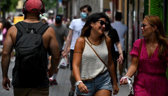 Mujeres sin mascarillas en Madrid el 26 de junio de 2021. (Foto: Gabriel BOUYS / AFP)