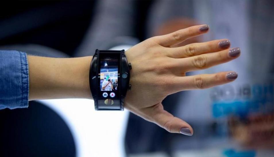 FOTO 3 | Reloj-móvil inteligente de Nubia. Este extraño dispositivo es como si un móvil se hubiera derretido en la muñeca del usuario. Es un reloj, un móvil y una pulsera que registra el latido del usuario, le dice el ejercicio que ha hecho y si ha dormido bien. Solo está disponible en China pero llegará en el futuro a Europa y al resto del mundo. (Foto: EFE)