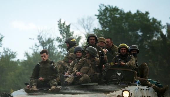 Soldados ucranianos viajan en un vehículo blindado de transporte de personal (APC) en una carretera de la región oriental de Lugansk el 23 de junio de 2022, en medio de la invasión militar de Rusia lanzada contra Ucrania. (Foto de Anatolii Stepanov / AFP).
