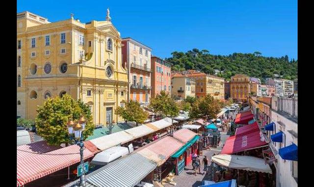 Fotos 3 | COURS SALEYA – NIZA, FRANCIA. El mercado de Cours Saleya, en Niza, se encuentra en el corazón del casco antiguo de la ciudad. Conocido por ser un mercado de alimentos y flores, el cálido aire del Mediterráneo irrumpe con fuerza acompañado de tod