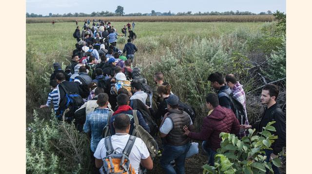 En Hungría, las autoridades informaron de la llegada histórica al país de 2,093 inmigrantes en un solo día, principalmente procedentes de Siria. La mayoría pasa por Hungría en camino a naciones más ricas de la Unión Europea. (Foto: AP)