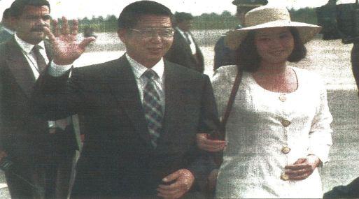 El presidente Alberto Fujimori llegó a Brasil en compañía de su hija y primera dama, Keiko Sofía, para participar en la ceremonia de asunción del mando de Fernando Henrique Cardoso. (foto AFP).