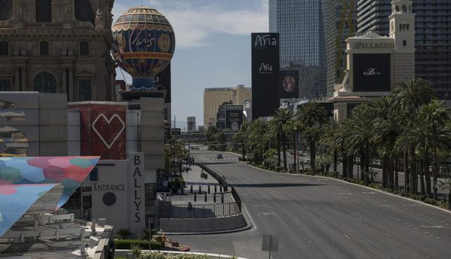 Bajo el sol abrasador se pueden ver apenas indigentes, guardias con pereza y un pequeño grupo de turistas atónitos. (Bridget BENNETT / AFP).