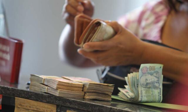 Si tienes un crédito revolvente en la tarjeta de crédito, paga un monto mayor que el mínimo y si es posible paga la totalidad, si no cambia tu modalidad de revolvente a cuotas.