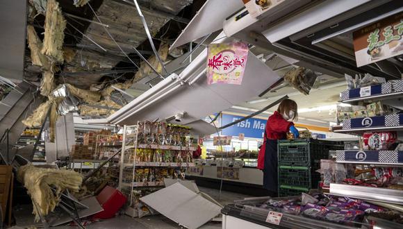 Desde niños, los japoneses aprenden a protegerse la cabeza y colocarse debajo de las mesas ante un sismo, realizan simulacros de incendios o tsunam. (Foto: Charly Triballeau / AFP)