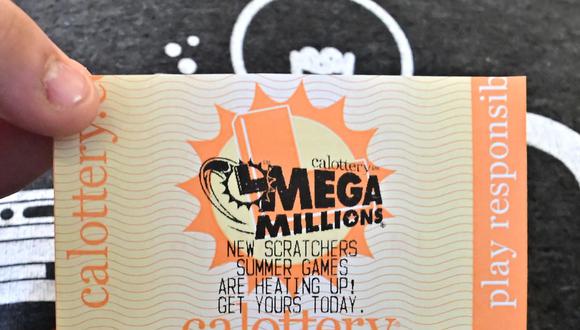 Una persona muestra su boleto de la lotería Mega Millions con la esperanza de ganar el premio mayor (Foto: Frederic J. Brown / AFP)