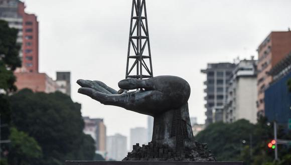 Monumento a la Paz frente a la sede de Petróleos de Venezuela (PDVSA) en Caracas, el 2 de diciembre de 2022. (Foto de Miguel ZAMBRANO / AFP)