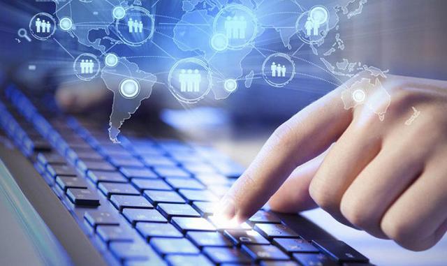 2) También permite el acceso directo y en tiempo real a los datos más diversos de la empresa y a sus productos. Las barreras entre departamentos, grupos, sucursales o idiomas se difuminan.