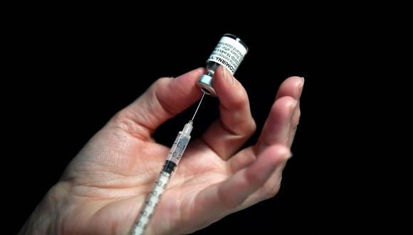 El análisis reveló que aquellos sin la vacuna contra la gripe eran significativamente más propensos (hasta un 20% más de probabilidades) de haber sido admitido en la UCI. (Foto: AFP).
