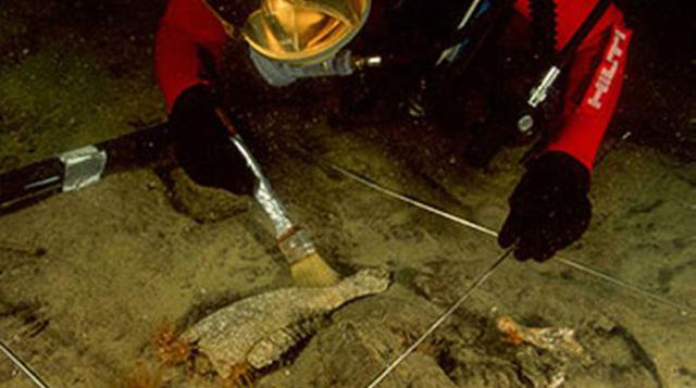 Encontrar estos objetos fue resultado de un arduo trabajo. En la imagen, un arqueólogo marino utiliza una brocha para limpiar una estatua cubierta bajo la arena. Y es que bajo el mar no sólo hay tesoros, sino también historia. (Foto: FRANCK GODDIO. HILTI 