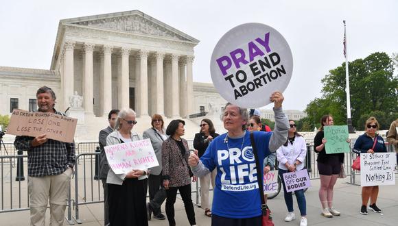 Los manifestantes en favor del aborto se paran detrás de una mujer que está en contra cerca de la Corte Suprema de Estados Unidos, el 4 de mayo de 2022. (NICOLÁS KAMM / AFP).