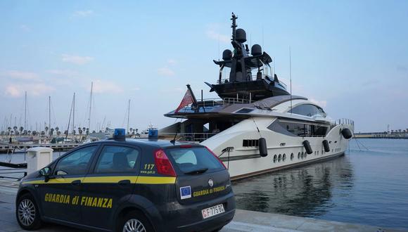 Un automóvil de la policía italiana permanece estacionado frente al yate Lady M, propiedad del magnate ruso Alexei Mordashov y atracado en el puerto de Imperia, al noroeste de Italia, el 5 de marzo de 2022. (Foto: Andrea Bernardi AFP)