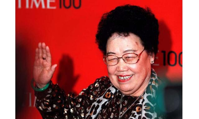 1. Chen Lihua. Lihua es considerada la “reina del sector inmobiliario de Pekín” y es presidenta de Fu Wah International. Lihua, de 76 años de edad, creció en la pobreza antes de convertirse, posiblemente, en la más exitosa empresaria del mundo. Patrimonio