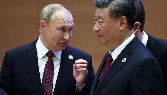 El presidente ruso, Vladimir Putin, habla con el presidente de China, Xi Jinping, durante la cumbre de líderes de la Organización de Cooperación de Shanghai (OCS) en Samarcanda el 16 de septiembre de 2022. (Foto de Sergei BOBYLYOV / SPUTNIK / AFP)