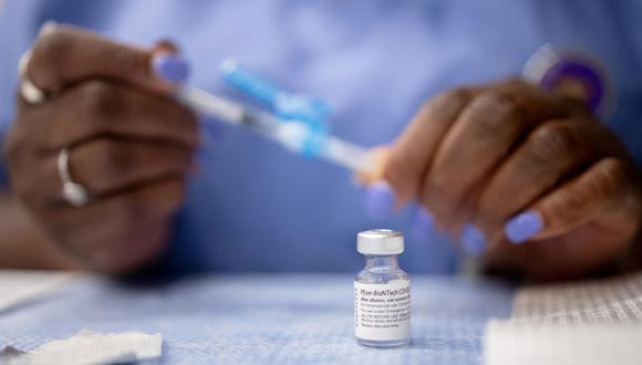 Estados Unidos se encuentra entre los más de 100 países que enfrentan aumentos repentinos de los casos de COVID-19 impulsados por la variante delta, especialmente entre los no vacunados.