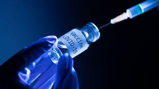La vacuna de Oxford es segura en adultos mayores y genera respuesta inmune 