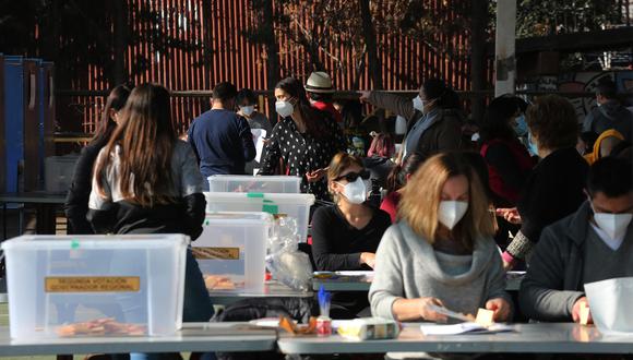 Ciudadanos acuden a las urnas durante la segunda vuelta de las elecciones a gobernadores regionales hoy, en la comuna de Ñuñoa, en Santiago (EFE/ Elvis González)