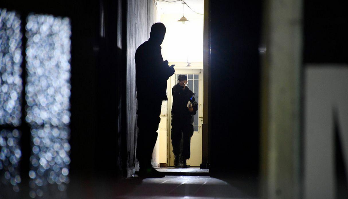 Policías investigan el doble feminicidio en Rosario. (Foto: Clarín)