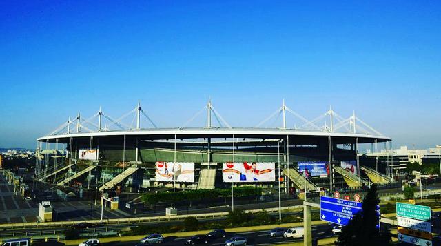 La historia del estadio está marcada por el ataque terrorista sufrido el 13 de noviembre del 2015, cuando tres kamikazes se hicieron explotar en su perímetro, no habiendo podido penetrar en las tribunas, donde unos 80.000 espectadores asistían al amistoso