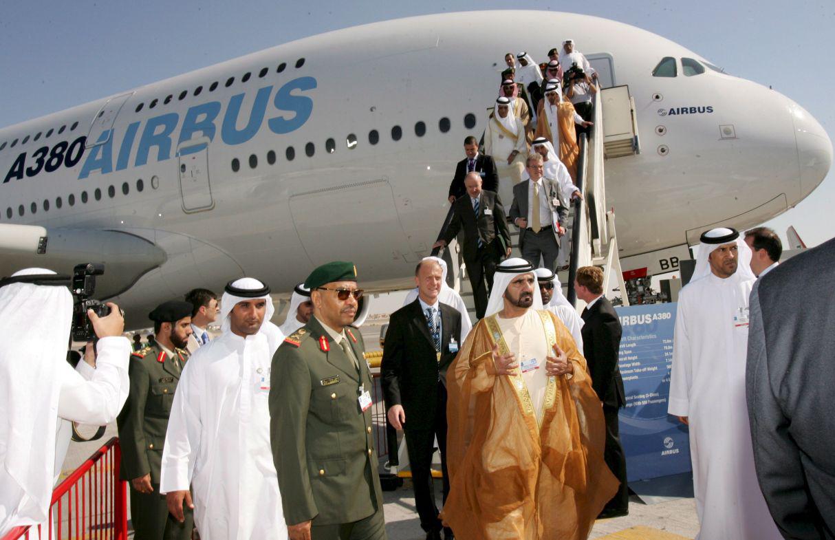 El&nbsp; jeque Mohamad bin Rashed Al Maktum (c) visitó el nuevo Airbus A 380, durante la ceremonia de inauguración del Dubai Airshow 2007. Emirates Airways anunció compras a Airbus de más de US$ 20 billones (Foto: EFE/Ali Haider)