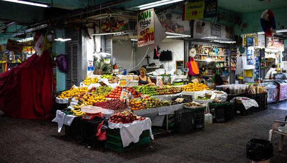 Puesto de frutas y verduras en el mercado central de La Vega en Santiago, Chile.
