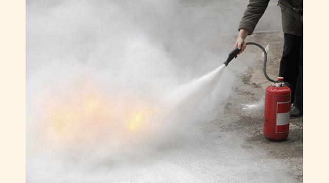 Apagar incendios. El CO2 se usa en extintores porque no es combustible, no reacciona químicamente, se puede comprimir, no conduce electricidad y no deja residuos. (Foto: Thinkstock)