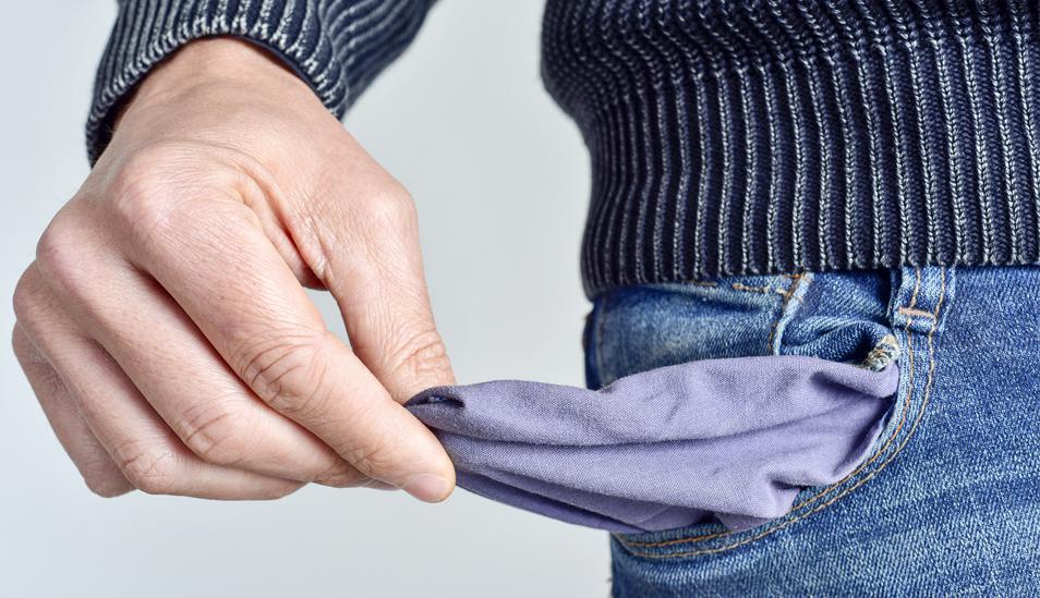 FOTO 1 | Problema 1. La factura tiene 25 días de retraso y ahora tu cliente pide una restructuración de su esquema de pagos
Los especialistas en temas de cobranza aconsejan que, si puedes evitarlo, no te conviertas en el banco de tu cliente. Una mejor solución es presentar opciones alternativas, por ejemplo, pago con tarjeta de crédito (personal o empresarial).

“Si tienes una orden de pago de $5,000 ó $10,000 y el deudor no quiere cubrir el monto con su tarjeta de crédito, estás en problemas”, dice Steve Wideman, vicepresidente ejecutivo del servicio de cobranza de Credit Control LLC. “Esto es señal de que definitivamente no podrás cobrar, ya que si esta persona no está dispuesta a cargarlo a su propia tarjeta, entonces es un hecho que no tiene la certeza de que tendrá dinero para pagar”.

Si aceptas una restructuración a plazos, comienza por preguntarle a tu cliente qué causó el retraso y escucha con cuidado la respuesta. “Ésta te dará pistas acerca de su situación y la forma en que finalmente te afecta”, opina Steve Harms -coautor del libro Manual de crédito y cobranzas para idiotas-, quien agrega: “Si en verdad el deudor enfrenta problemas serios, probablemente sí puedes establecer un esquema a plazos y fijar el primer pago para hoy mismo”. Insistir en “hoy” es la clave, afirma el experto, “es una prueba contundente para saber si el cliente miente”.