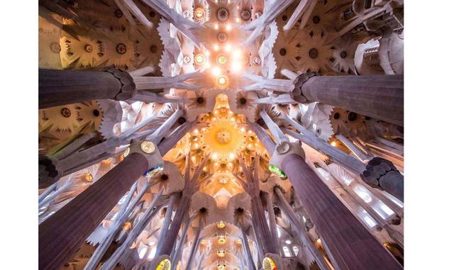 LA SAGRADA FAMILIA, ESPAÑA. Es la segunda iglesia más visitada de Europa, después de la Iglesia del Vaticano. El templo está cargado de simbolismos. Las 18 torres de su proyecto inicial están dedicadas a los apóstoles, evangelistas, a María y Jesús.
