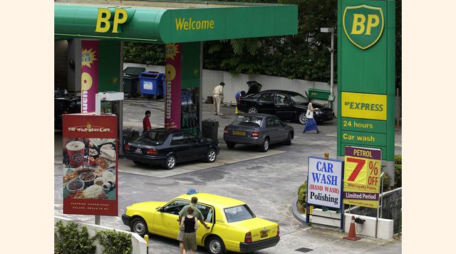 BP (3,7 millones de BEP)  Bob Dudley, CEO de la compañía, Najm al-Din Omar Karim, gobernador de Kirkuk, y Abdelkarim al-Luaybi, ministro de petróleo de Irak  2014: 3,7 millones de bep  2004: 3,9 millones de bep. (Foto: Bloomberg)