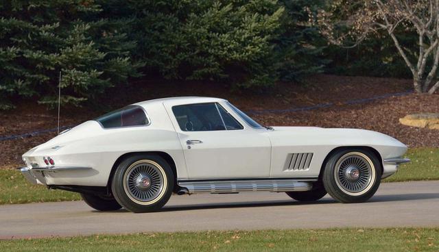 FOTO 1 | Este Corvette del '67 está tan intacto, según las notas de la subasta, que nadie se ha sentado en el asiento del copiloto. (Foto: Mecum Auctions)