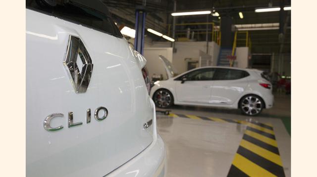 Empleados del fabricante francés de automóviles Renault pintan los nuevos autos Clio RS en la línea de montaje de la fábrica de Renault en Dieppe, Francia. (Foto: Reuters)
