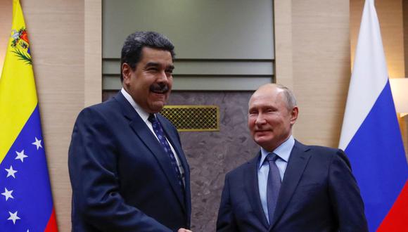 El presidente de Rusia, Vladimir Putin (der), le da la mano a su homólogo de Venezuela, Nicolás Maduro, durante una reunión en la residencia estatal de Novo-Ogaryovo, en las afueras de Moscú, el 5 de diciembre de 2018. (MAXIM SHEMETOV / AFP).