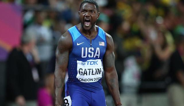 FOTO 3 | Justin Gatlin (USA, atletismo)
Héroe, villano y de nuevo héroe. El estadounidense Justin Gatlin reinó en el Olimpo con su medalla de oro en los 100 m de los Juegos de Atenas 2004, dos años antes de ser suspendido por dopaje y cumplir una sanción de cuatro años que supuso también la eliminación de su récord mundial de 9.77. En los Mundiales del 2015 se quedó a una centésima de Usain Bolt y en los del 2017, con 35 años, derrotó finalmente al mejor de la historia, entre los abucheos del público que censuró su pasado tramposo. Esta temporada le costaba bajar de los 10 segundos pero lo hizo por fin el 30 de junio en Stanford con 9.87, cuarta mejor marca del año. En Lima correrá solo el 4x100. Compite el 8 y 9 de agosto. (Foto: Difusión)
