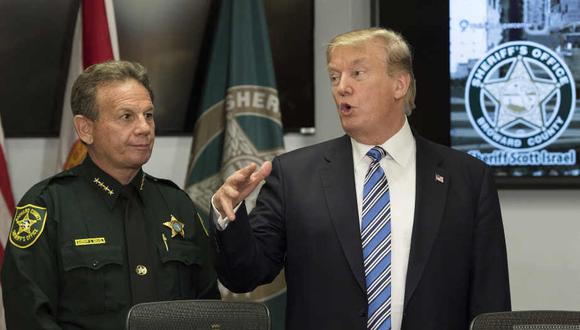 Donald Trump y el sheriff del condado de Broward Scott Israel. (Foto: AFP)