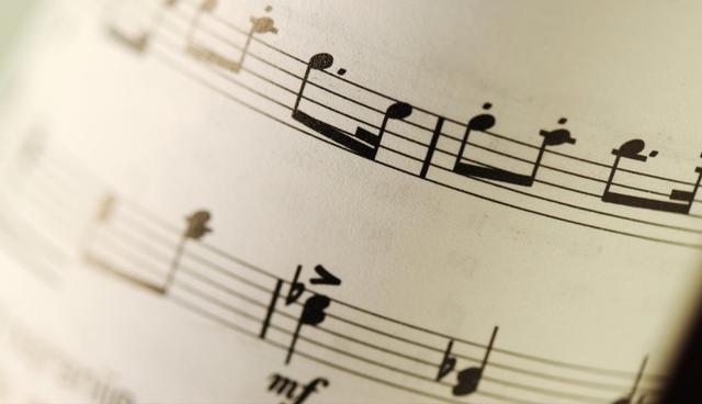 FOTO 10 | 10. Genera regalías de jingles o pistas de audio. Si tienes una inclinación musical, una idea para generar ingresos pasivos puede ser crear jingles o pistas musicales que puedas vender en sitios como Audio Socket, Sound Cloud o Song Freedom, por nombrar algunas. Obviamente esto no es fácil, pero vale la pena la inversión de tu tiempo si puedes componer algo increíble.

Investiga un poco y crea pistas de audio que sean atractivas a un grupo grande de gente. Busca otras pistas populares o que se descarguen mucho y ve lo que están haciendo que tú pudieras intentar replicar de alguna forma. (Foto: storyblocks)