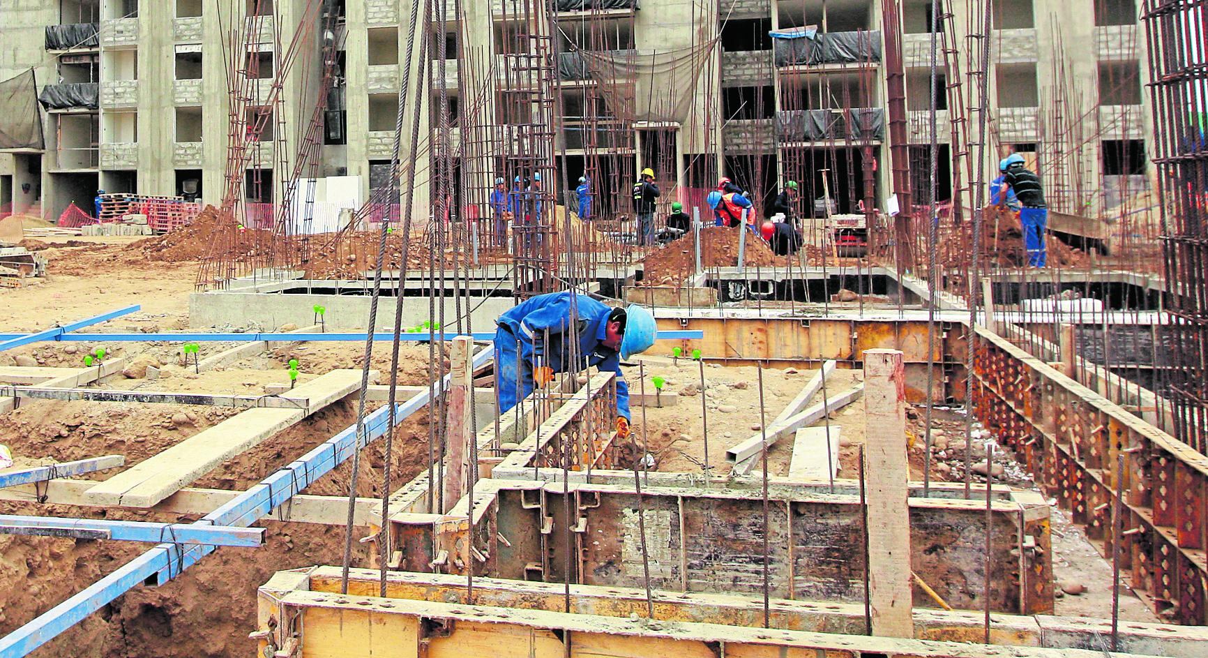 Diferencias. Los trabajadores del sector construcción ganan, en promedio, 31% más que los de comercio. (Foto: Manuel Melgar)