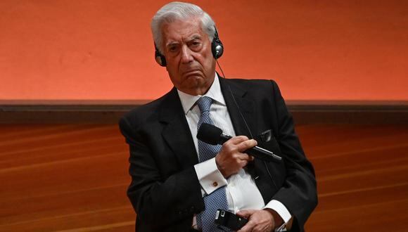 Mario Vargas Llosa durante su conversación en Berlín con el presidente de Alemania Frank-Walter Steinmeier. (Foto: AFP)
