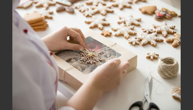 FOTO 3 | 3. Implementar un Cheat Day con maratón de películas. El famoso Cheat Day es aquel día de la semana en que se permite romper la dieta. Cercano a Navidad, es común recibir galletas, chocolates y pastelillos que suponen un reto para aquellos con poca fuerza de voluntad.

“Se puede fijar un día a la semana para convivir mientras todos comparten las delicias que los clientes, proveedores y amigos del trabajo obsequian, con el reto de únicamente romper la dieta ese día. Es una excelente forma de compartir, disfrutar como grupo y una estrategia de control de peso”, recomienda Jesús.
(Foto: Freepik)