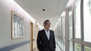 Médico de Singapur se vuelve multimillonario gracias al COVID