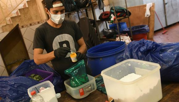 Un trabajador prepara bolsas de "hoja de coca triturada" en la tienda El Dogor en Santa Cruz, Bolivia. (Foto: AFP)