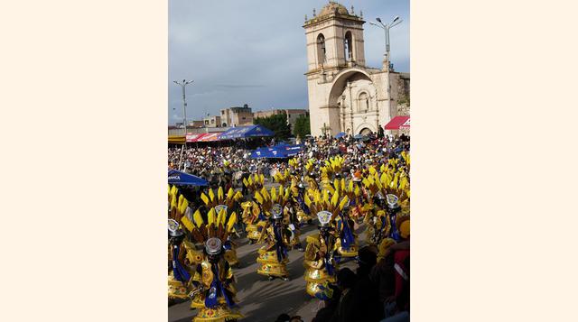 Carnaval de Juliaca, Puno. En el departamento de Puno el carnaval en la ciudad de Juliaca es el más importante de la región, siendo además el grande y fastuoso del país. El carnaval de Santiago de Pupuja fue declarado por el INC como patrimonio cultural d