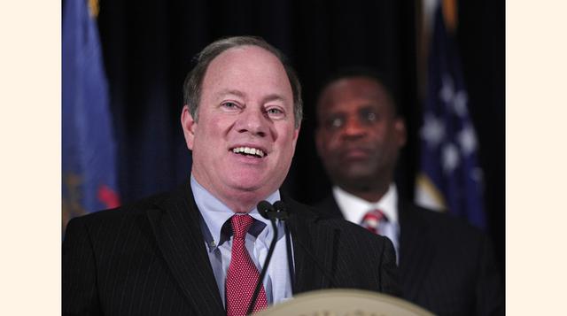 Mike Duggan y Kevin Orr, Alcalde de Detroit y el responsable de sanear las finanzas de Detroit, respectivamente.  (Foto: Getty)