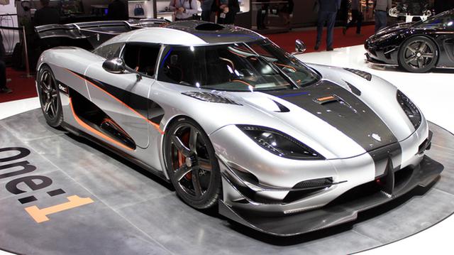 FOTO 4 | Koenigsegg One:1: USD 3,7 millones. Otra vez la compañía fundada en 1994 en la ciudad sueca de Ängelholm se mete en lugares de privilegio. Dispone de unas prestaciones supremas: capacidad de acelerar a 400 kilómetros por hora en diez segundos con una distancia de frenado de 28 metros. Cada uno de los 1.360 caballos de este Koenigsegg tiene que mover pocos kilos de peso, en una equivalencia que ningún otro coche de producción ha logrado hasta la fecha.