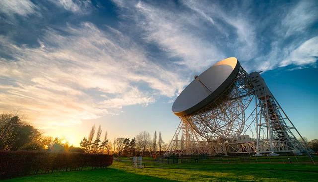 FOTO 11 | Observatorio del Banco Jodrell. Ubicado en una zona rural del noroeste de Inglaterra, libre de interferencias de radio, Jodrell Bank es uno de los observatorios de radioastronomía más importantes del mundo. Este observatorio, que todavía está en funcionamiento, incluye varios radiotelescopios y edificios de trabajo, incluidos cobertizos de ingeniería y el Edificio de Control. Foto: unesco.org.