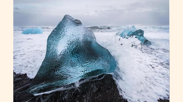 Olas congeladas (Japón, zonas polares). Las bajas temperaturas congelan el agua, y por ende, las olas. Se puede apreciar en los lagos del Pirineo, pero sólo a veces, durante los primeros días del invierno. En el norte de Japón, por otro lado, ese fenómeno