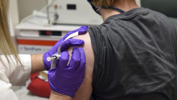 Imagen referencial. Paciente inscrito en el ensayo clínico de la vacuna contra el coronavirus de Pfizer recibe una inyección. (University of Maryland School of Medicine / AP).