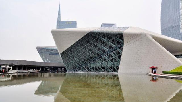 Guangzhou Opera House, 2010 (Guangzhou, China). Hadid asemejó su Casa de la Ópera de Guangzhou en China a dos rocas arrastradas desde el río Pearl y dejadas en su orilla.